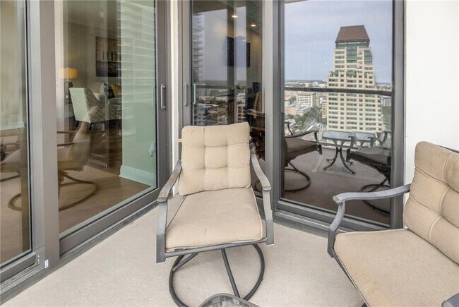 Building Photo - 1 Beach Dr SE