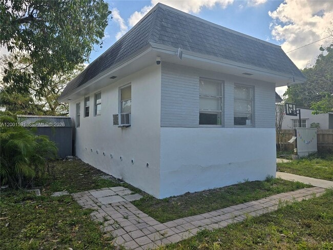 Building Photo - 2418 Sherman St