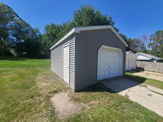 Building Photo - 2 Bedroom Home with Detached Garage!