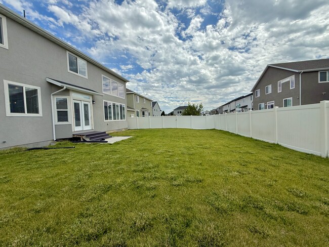 Building Photo - VERY Spacious house in Vineyard!