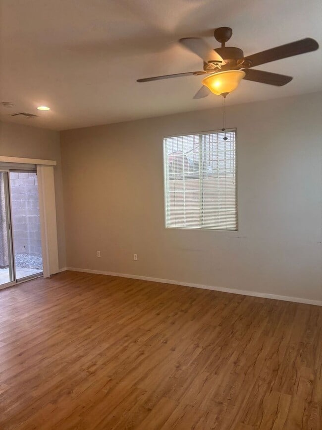 Building Photo - GREAT TOWNHOME LOCATED IN GATED COMMUNITY!!