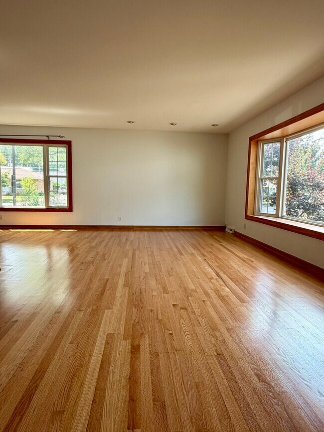 Building Photo - 550 Laramie Ave