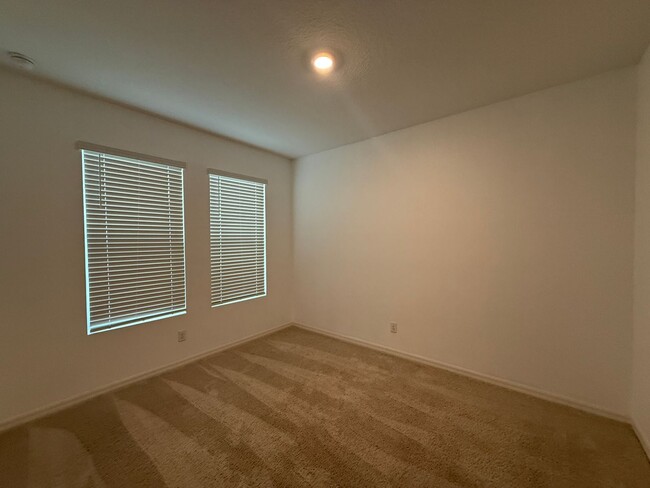 Building Photo - Luxury 3 story townhouse in the heart of L...