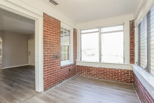 Building Photo - 1130 Saratoga Blvd