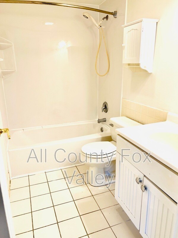 Building Photo - 264 E Bailey Rd