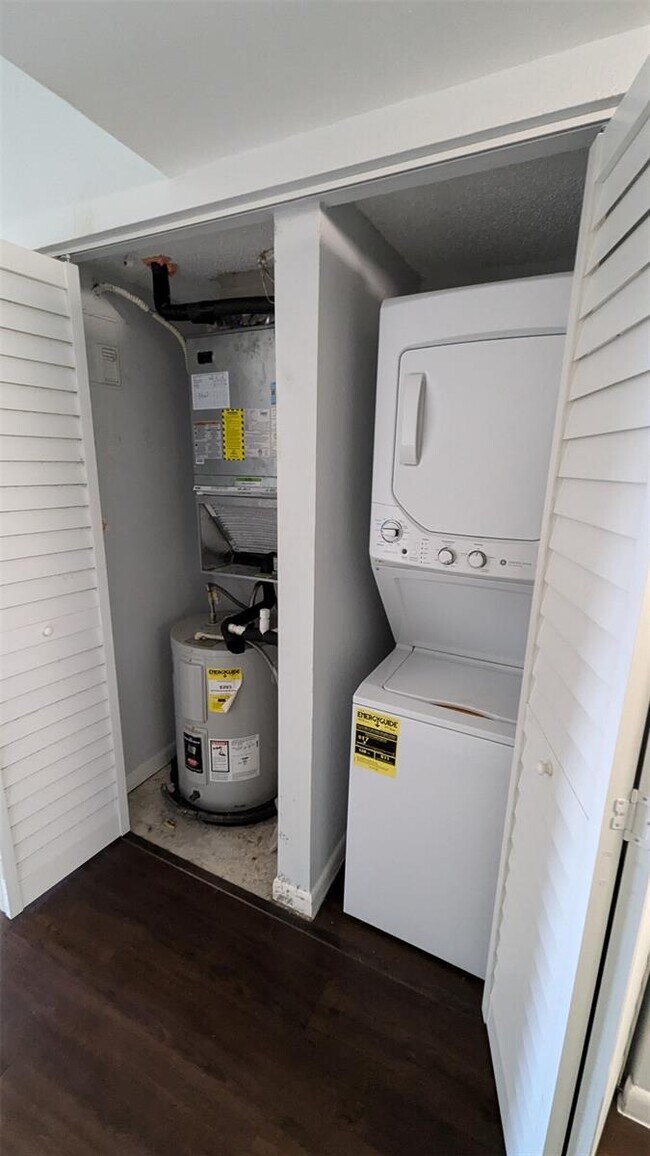 Building Photo - 9919 Nob Hill Ct