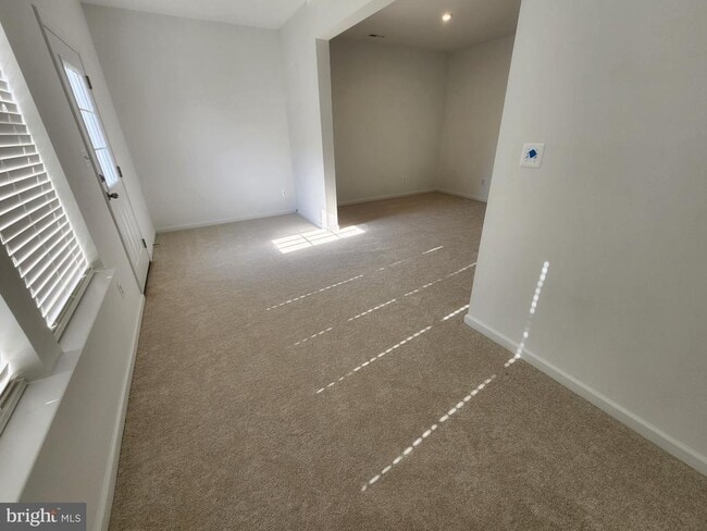 Building Photo - 477 Husky Trl