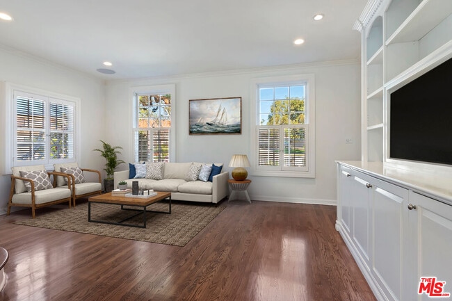 Building Photo - 360 Alma Real Dr