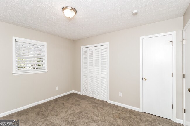 Building Photo - 112 Creekview Dr