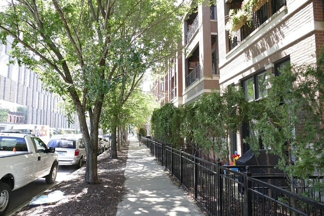 Building Photo - 3024 N Sheffield Ave