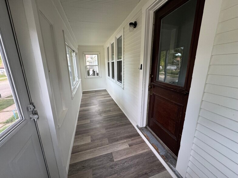 Sun Room - 3235 N Bremen St