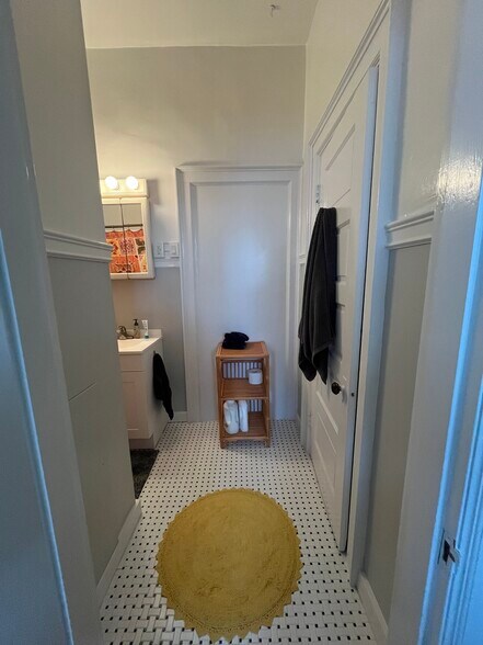 Building Photo - 2611 W Grace St