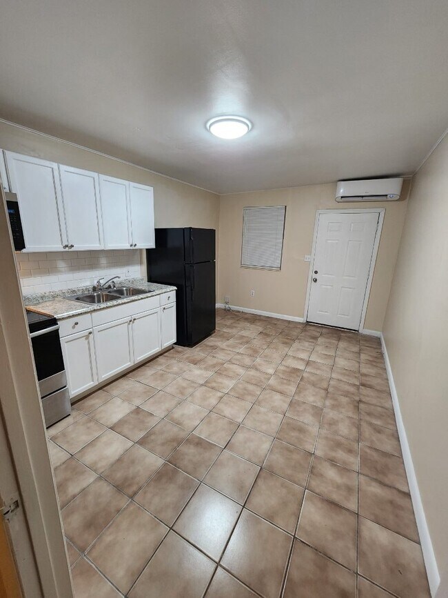 Building Photo - 812 E Lotus Ave