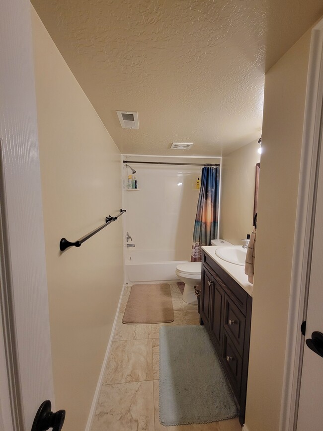 Shower/tub - 1097 S 1875 W