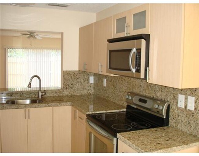 Building Photo - Townhome 2 Bedroom 2.5 Bathroom and fenced...