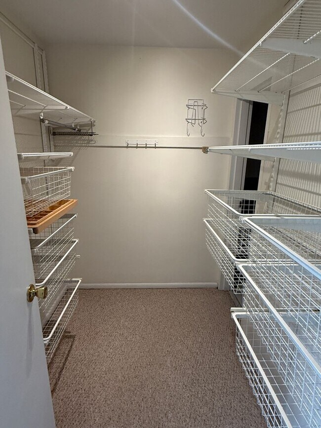 Building Photo - Ready for immediate move-in! 1 bed/1bath in Grosvenor.