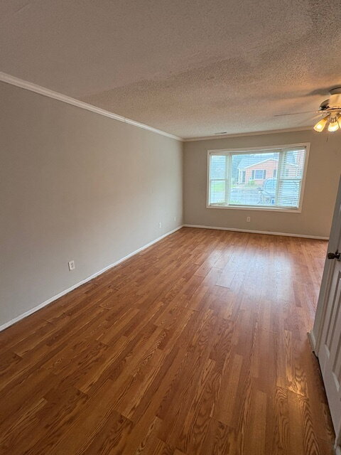 Building Photo - "Charming 3-Bedroom Townhouse with 2.5 Bat...