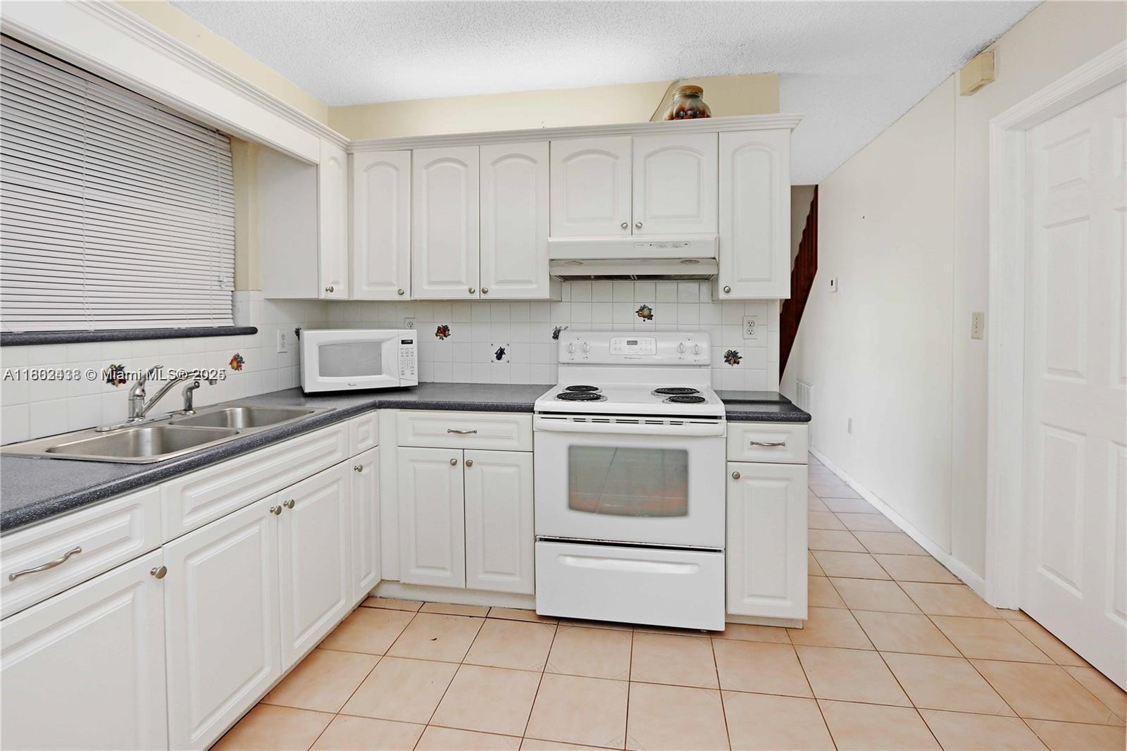 Building Photo - 2500 SW 113th Ct