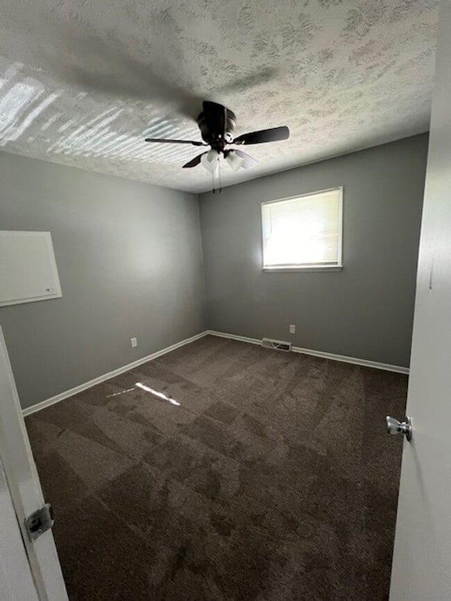 Building Photo - 3 Bedroom In Roanoke Estates!!