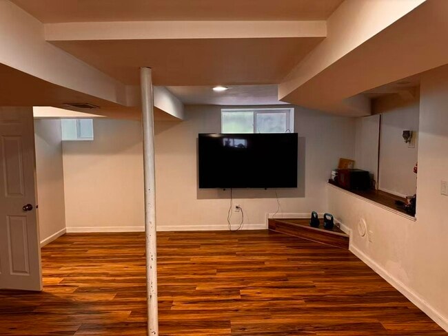 Building Photo - 513 S Brooks St