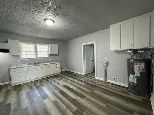Building Photo - 1310 Forrest Ave