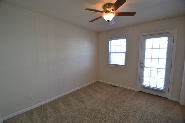 Building Photo - Downtown Townhome 2 Beds 3 Bath with AC