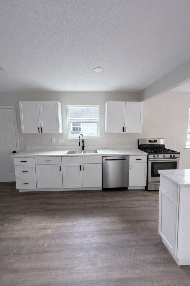 Building Photo - 2915 Creston Dr