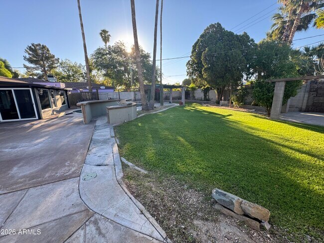 Building Photo - 4613 E Vernon Ave