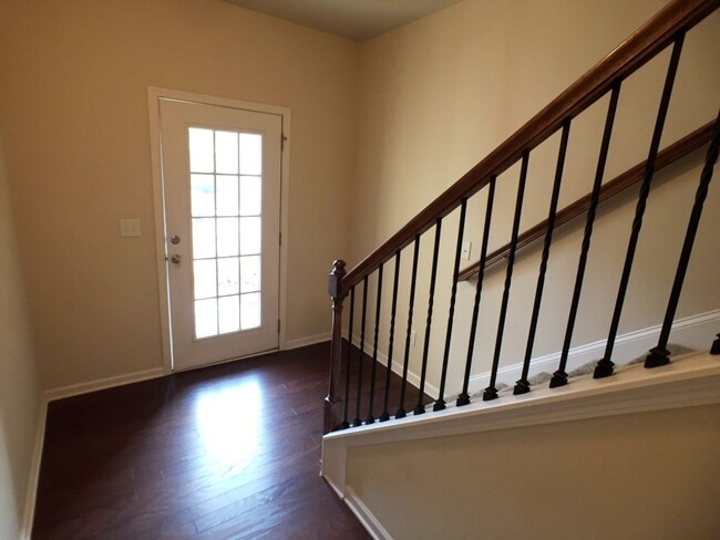 Building Photo - Modern 3BR Townhome - Swim/Tennis and More!