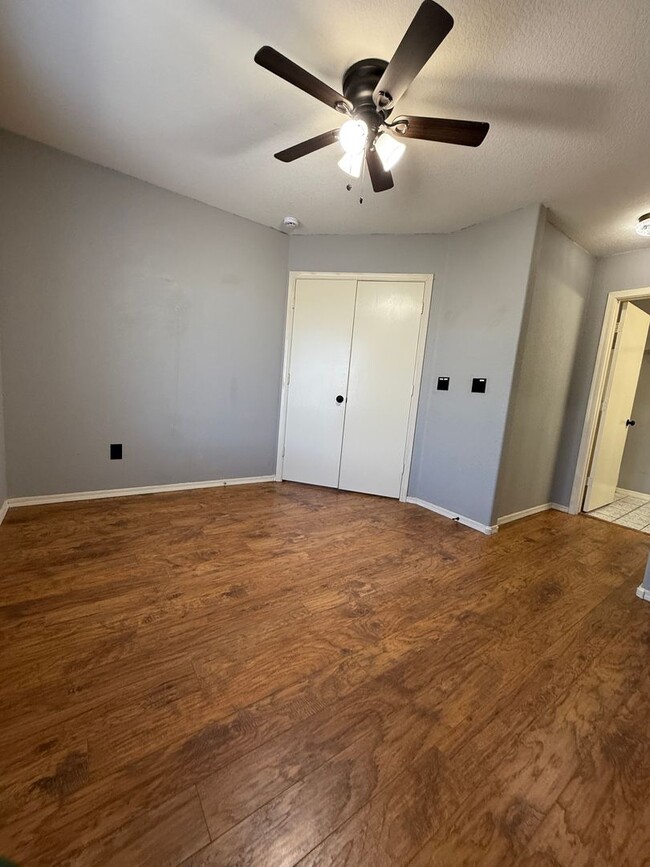 Building Photo - 2 Bedroom, 2 Bath Split Floor Plan Great L...