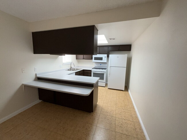 Building Photo - "Chic & Spacious 2-Bed Oasis in Prime Las ...