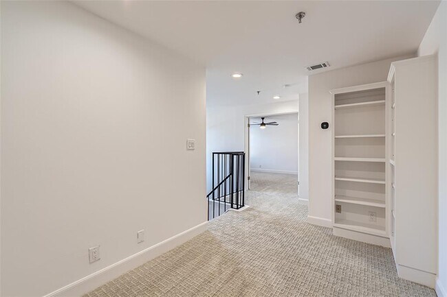 Building Photo - 1704 West Ave