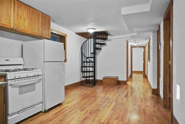 Building Photo - 1402 W Warner Ave