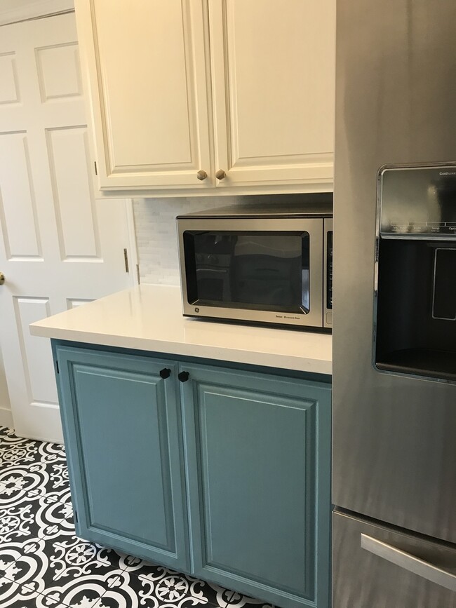 Building Photo - Lovley 3 bedroom 1 bath House, Fantastic views! Front and backyard