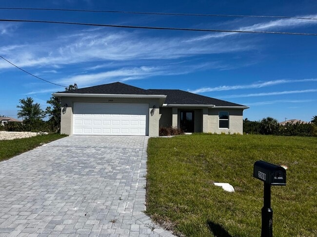 Building Photo - Waterfront property on the fresh water can...
