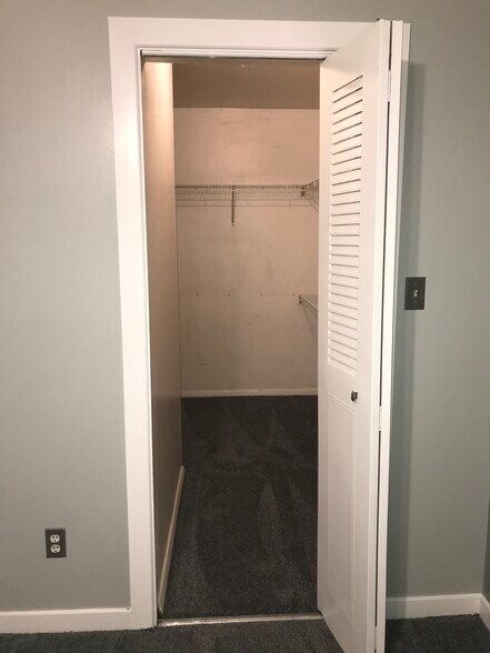 Building Photo - 125 Twin Oaks Dr