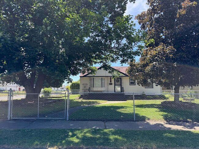 Building Photo - Audubon-Downriver Neighborhood 4 bedroom, 1 bath corner lot with large, fenced yard