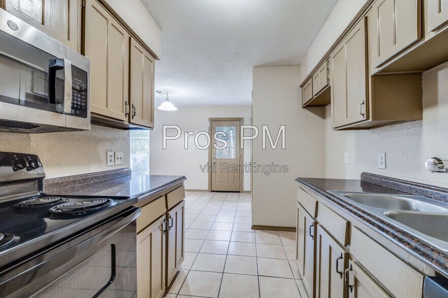 Building Photo - 7117 Edinburg Dr