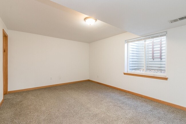 Building Photo - Wonderful ranch style brick home!