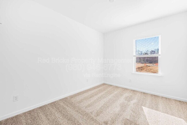 Building Photo - 2133 Riverbend Ave