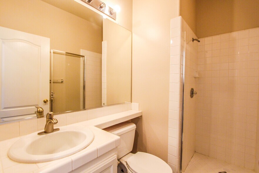 Building Photo - 655 Roscoe St