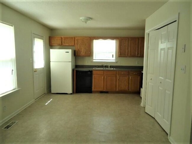 Building Photo - 3 Bedroom, Dog Friendly, Home For Rent In ...