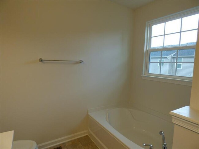 Building Photo - 2302 Pointe View Dr