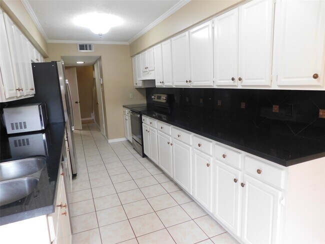 Building Photo - 472 N Post Oak Ln