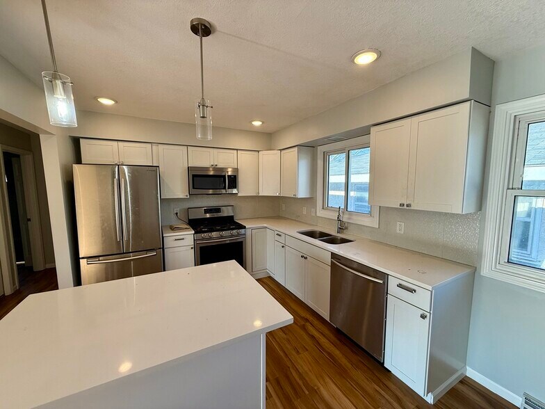 Building Photo - 901 Summer St NE