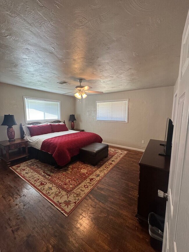 Building Photo - FURNISHED OR UNFURNISHED 5 BEDROOM 3 BATH HOME WITH POOL