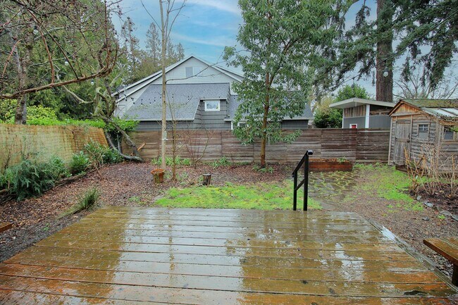 Building Photo - 5325 N Fessenden St