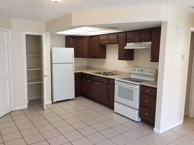 Building Photo - 942 San Christopher Drive