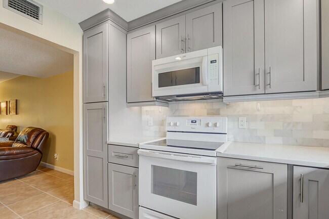 Building Photo - 18081 SE Country Club Dr