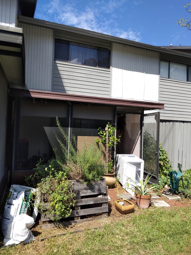 nice backyard with raised garden - 4415 NW 41st Plz